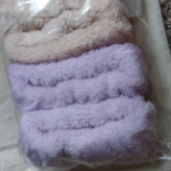 Wrist Bands for Washing Face - Picture 2 of 4